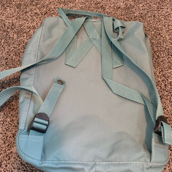 Fjallraven Kanken classic backpack in soft green - Picture 4 of 7